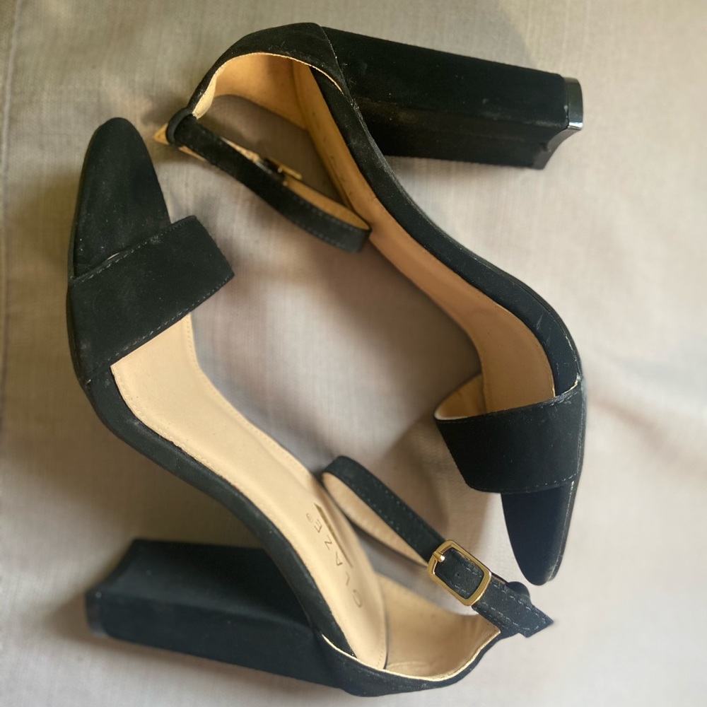 Black heels only wear2 times are in good condition